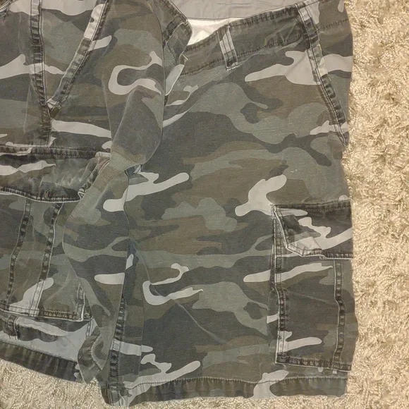 Men's size 44 Camouflage Cargo Shorts drab olive colors GC - Picture 4 of 9